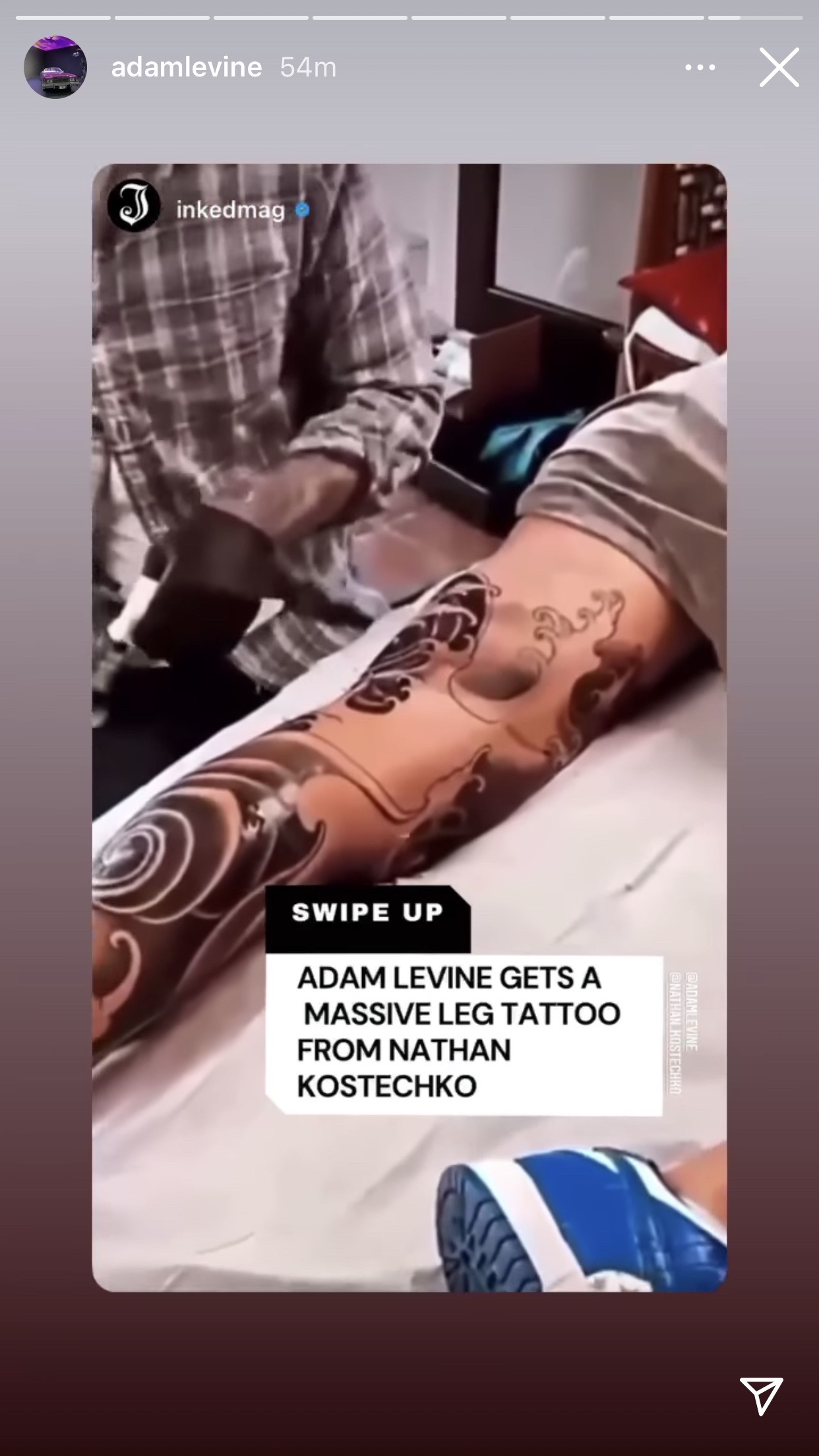 施術の様子も公開（画像は『Adam Levine　2021年3月25日付Instagram』のスクリーンショット）