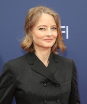 【イタすぎるセレブ達】ジョディ・フォスター、ゴールデングローブ賞授賞式にパジャマ姿で登場　約30年ぶりの受賞に妻と歓喜のキス