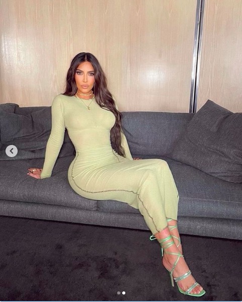 ゴージャスな“歯のアクセ”を披露したキム・カーダシアン（画像は『Kim Kardashian West　2021年3月16日付Instagram「Do not disturb plz」』のスクリーンショット）