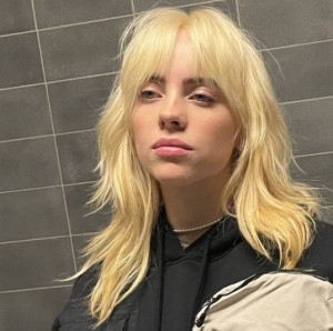 ブロンドヘアにしてファンを驚かせたビリー（画像は『BILLIE EILISH　2021年3月17日付Instagram「pinch me」』のスクリーンショット）