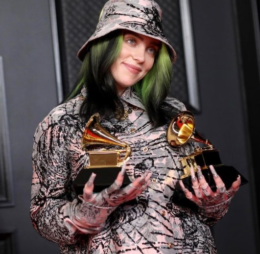 ここ数年は黒とネオングリーンの髪だったビリー・アイリッシュ（画像は『BILLIE EILISH　2021年3月15日付Instagram「???????」』のスクリーンショット）