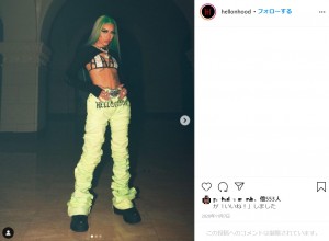 ファッションブランド「Hell on Hood」のInstagramで紹介された正しく着用するモデル（画像は『hellonhood　2020年11月7日付Instagram』のスクリーンショット）