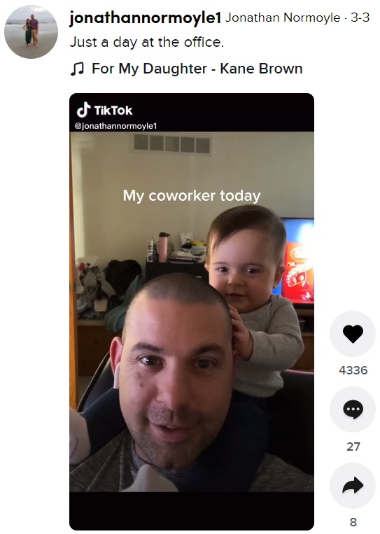 パパと分かった後は笑顔に（画像は『Jonathan Normoyle　2021年3月3日付TikTok「Just a day at the office.」』のスクリーンショット）