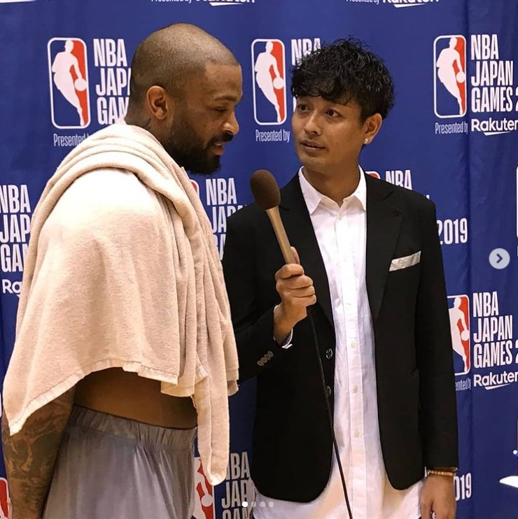 NBA選手にインタビューする中村昌也（画像は『中村昌也　2019年10月6日付Instagram「さぁ～、いよいよNBAジャパンゲームまで後二日!!」』のスクリーンショット）