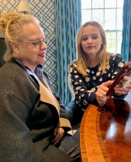 母親にスマートフォンの使い方を教えるリース（画像は『Reese Witherspoon　2021年3月6日付Instagram「Nothing better than quality mother-daughter time explaining TikTok, internet memes and how the ＠reesesbookclub app works to my cute mom!」』のスクリーンショット）