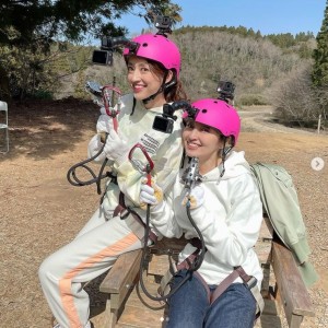 ゴープロを付けた小沢真珠と矢田亜希子（画像は『矢田亜希子（Akiko Yada）　2021年3月18日付Instagram「今日は最高のお天気で早朝から夜まで楽しいロケでした!!」』のスクリーンショット）