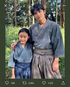 『青天を衝け』で渋沢栄一役の吉沢亮と子役・小林優仁（画像は『吉沢亮＆STAFF　2021年2月14日付Twitter「吉沢主演大河ドラマ『＃青天を衝け』本日総合テレビで20時に放送開始」』のスクリーンショット）