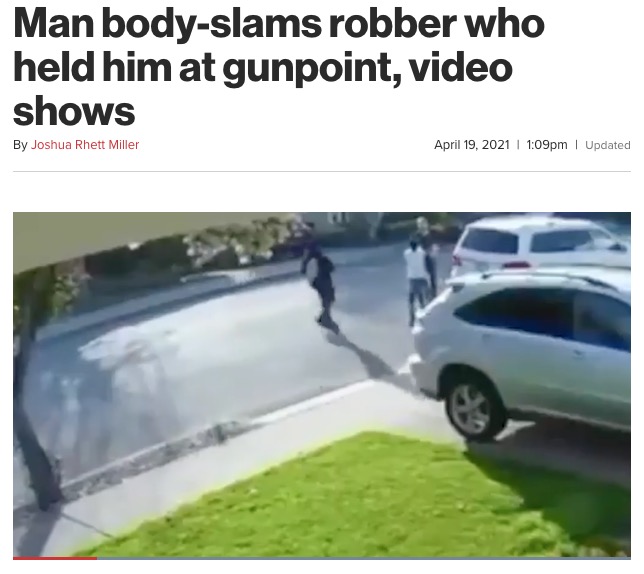 10代前半の少年らが車両強盗（画像は『New York Post　2021年4月19日付「Man body-slams robber who held him at gunpoint, video shows」』のスクリーンショット）