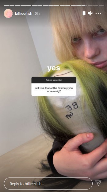 グラミー賞でつけていたウィッグを披露（画像は『BILLIE EILISH　2021年4月3日付Instagram』のスクリーンショット）