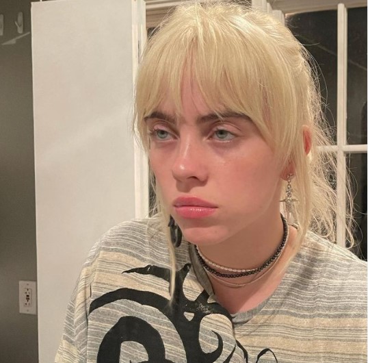 髪色をブロンドにしたばかりのビリーがまたイメチェン（画像は『BILLIE EILISH　2021年3月30日付Instagram「leave me alone」』のスクリーンショット）