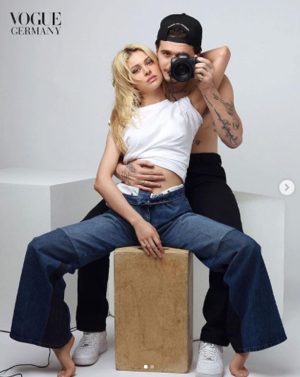 独版『VOGUE』に掲載されたブルックリン＆ニコラの写真（画像は『Victoria Beckham　2020年4月7日付Instagram「＠brooklynbeckham and ＠nicolaannepeltz for the April issue of ＠voguegermany」』のスクリーンショット）