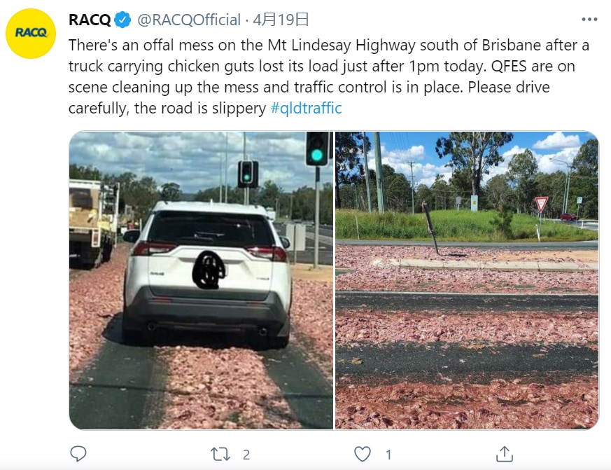 反対車線まで散乱した鶏の内臓（画像は『RACQ　2021年4月19日付Twitter「There’s an offal mess on the Mt Lindesay Highway south of Brisbane after a truck carrying chicken guts lost its load just after 1pm today.」』のスクリーンショット）