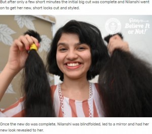 切った髪を手に笑顔をみせるニランシさん（画像は『Guinness World Records　2021年4月14日付「Teen with world’s longest hair cuts it off after 12 years of growing it」』のスクリーンショット）