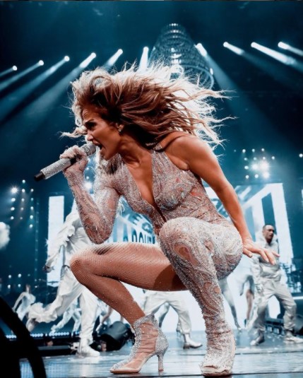 当日はジェニファー・ロぺスもパフォーマンスを披露（画像は『Jennifer Lopez　2021年2月11日付Instagram「Missing our nights together!!」』のスクリーンショット）