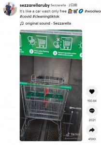 扉は無くスタートボタンを押すと消毒液が噴霧（画像は『Sezzarella　2021年4月27日付TikTok「It’s like a car wash only free」』のスクリーンショット）