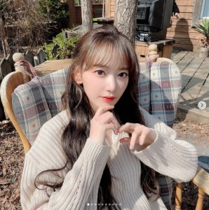 IZ*ONEの活動を終えた宮脇咲良（画像は『IZ*ONE　2021年3月19日付Instagram「많은 사랑을 주셔서 감사합니다」』のスクリーンショット）