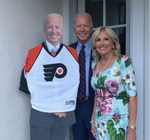 ジョー・バイデン氏といたずら好きなジル夫人（画像は『Dr. Jill Biden　2020年8月22日付Instagram「Ready for the 3rd period!」』のスクリーンショット）