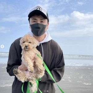 愛犬・ネネちゃんを抱く児嶋一哉（画像は『児嶋一哉　2021年4月1日付Instagram「ネネと海行ってきた」』のスクリーンショット）