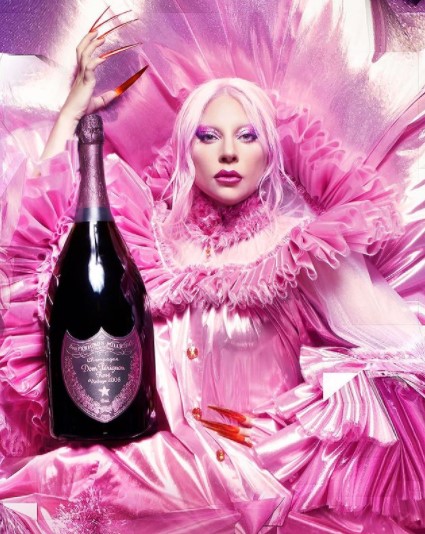 ピンクのコスチュームとヘアメイクでドンペリ・ロゼを宣伝するガガ（画像は『Lady Gaga　2021年4月3日付Instagram「3 days」』のスクリーンショット）