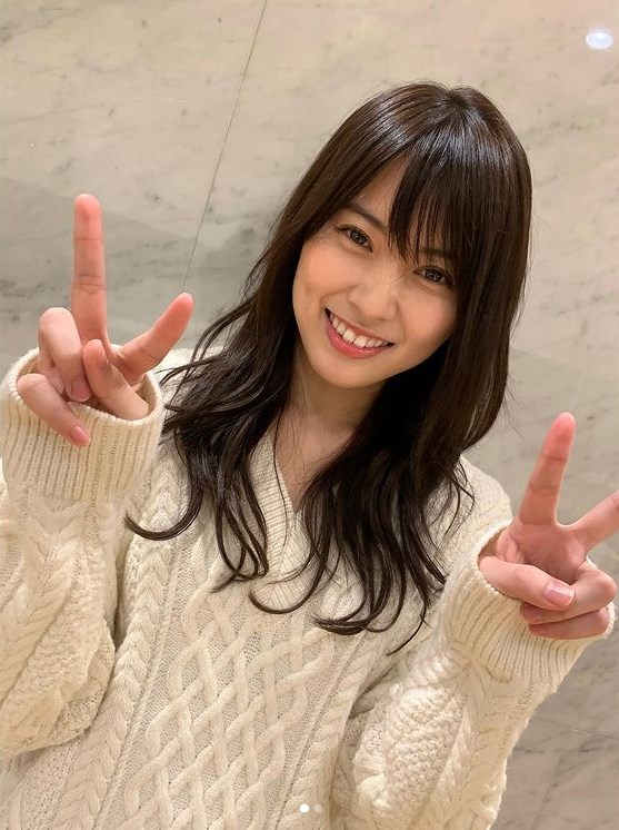 「ヤンキーっぽさが可愛い」と話題のAKB48・岡部麟（画像は『岡部麟　2021年3月10日付Instagram「麻璃亜に写真撮ってもらった～」』のスクリーンショット）