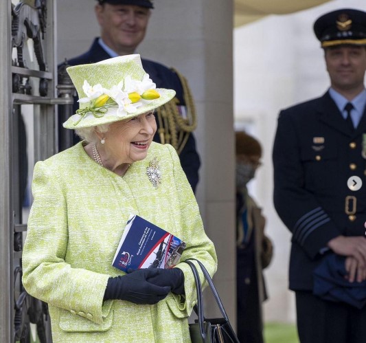 今年初めて王宮外で公務を行ったエリザベス女王（画像は『The Royal Family　2021年3月31日付Instagram「Today The Queen viewed some of 1,300 names of Royal Australian Air Force personnel who have lost their lives in service of their country at the Air Forces Memorial at Runnymede.」』のスクリーンショット）