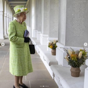 春らしいライムグリーンのロングコートと帽子を着用した女王（画像は『The Royal Family　2021年3月31日付Instagram「Today The Queen viewed some of 1,300 names of Royal Australian Air Force personnel who have lost their lives in service of their country at the Air Forces Memorial at Runnymede.」』のスクリーンショット）