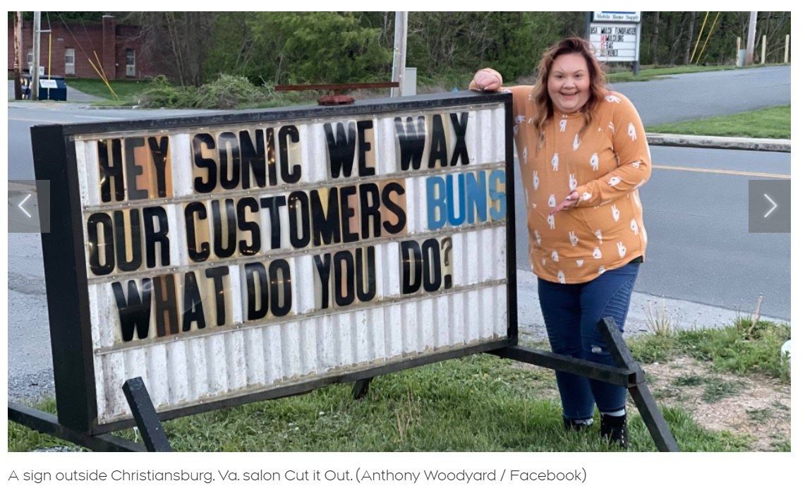 5年ぶりに看板を使用したというチェルサさん（画像は『CTV News　2021年4月25日付「A ‘sign war’ has erupted in a Virginia town and now the world is watching」（Sarah Carter / Facebook）』のスクリーンショット）