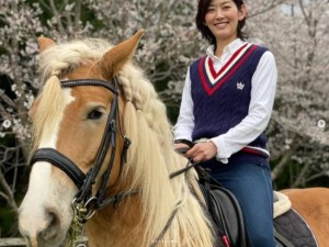 乗馬して桜の花を愛でる佐藤藍子（画像は『佐藤藍子 /aiko sato　2021年4月2日付Instagram「皆様 いつの間にか久しぶりの投稿になってましてっ」』のスクリーンショット）