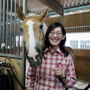 佐藤藍子が「息子」と呼んで可愛がるポニー（画像は『佐藤藍子 /aiko sato　2019年7月13日付Instagram「笑う馬 笑うママ。」』のスクリーンショット）