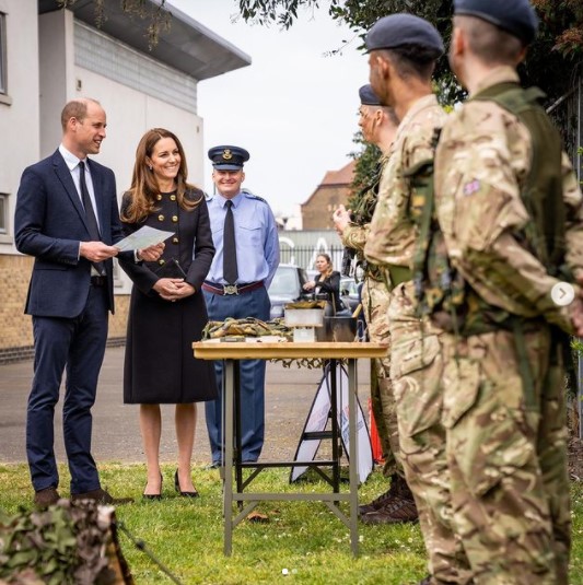 葬儀後初の公務を行ったウィリアム王子夫妻（画像は『Duke and Duchess of Cambridge　2021年4月21日付Instagram「Paying tribute to The Duke of Edinburgh, who served as Air Commodore-in-Chief of the Air Training Corps for 63 years ＠aircadets.」』のスクリーンショット）