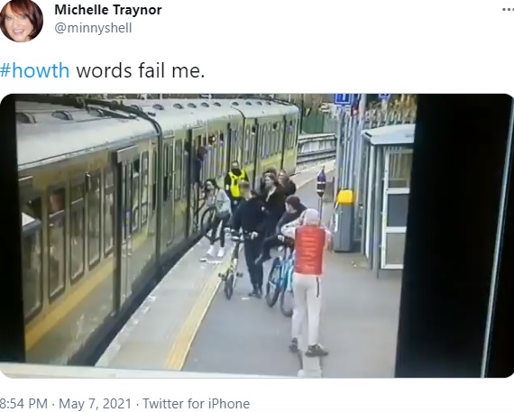 頭を抱えてショックを受ける少年ら（画像は『Michelle Traynor　2021年5月7日付Twitter「＃howth words fail me.」』のスクリーンショット）