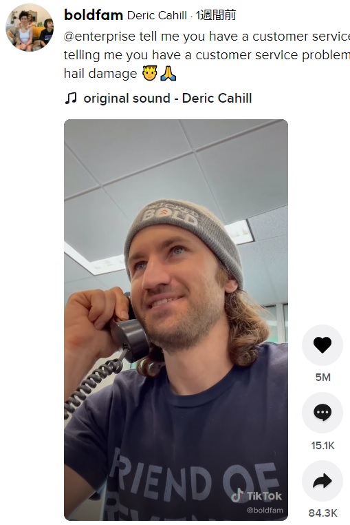 鳴り続ける電話に耐え切れなくなり、ついに受話器を取ってしまったデリックさん（画像は『Deric Cahill　2021年4月30日付TikTok「＠enterprise tell me you have a customer service problem without telling me you have a customer service problem.」』のスクリーンショット）