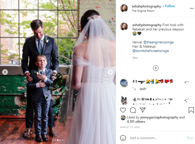 今にも泣きそうなジュード君（画像は『Ashah Photography　2020年8月13日付Instagram「First look with Rebekah and her precious stepson」』のスクリーンショット）