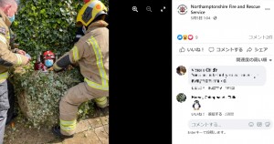 狭い井戸をはしごで降りる消防隊員と救出されたばかりのフリー（画像は『Northamptonshire Fire and Rescue Service　2021年5月5日付Facebook「Crews from Northamptonshire Fire and Rescue Service were called today」』のスクリーンショット）