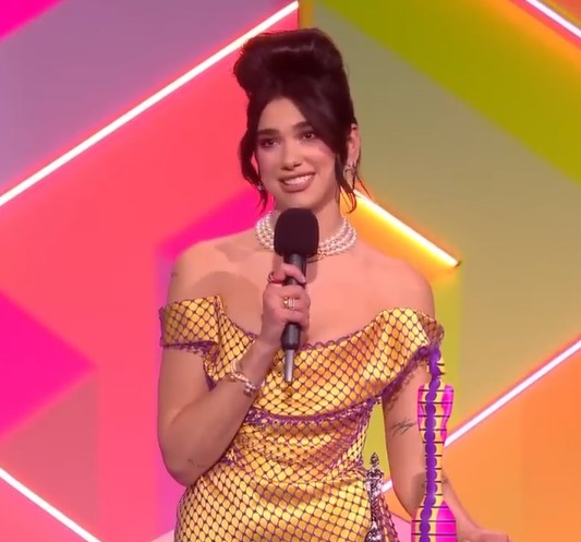 ブリット・アワーズで2冠達成のデュア・リパ（画像は『BRITs　2021年5月11日付Instagram「Dedication from Dua Lipa」』のスクリーンショット）