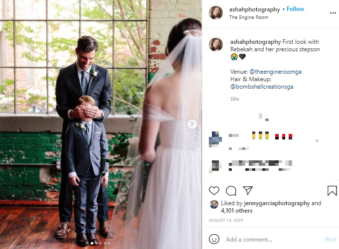 父に目隠しをされるジュード君（画像は『Ashah Photography　2020年8月13日付Instagram「First look with Rebekah and her precious stepson」』のスクリーンショット）