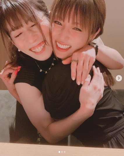 頬を寄せ合う吉田沙保里と深田恭子（画像は『深田恭子　2019年9月26日付Instagram「やっとやっと吉田沙保里ちゃんと再会できました」』のスクリーンショット）