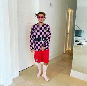 ドレッドヘアにしてファンを驚かせたジャスティン（画像は『Justin Bieber　2021年4月25日付Instagram』のスクリーンショット）