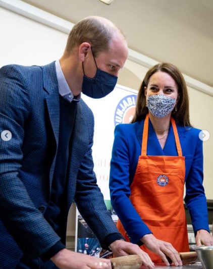 社会的弱者家庭に配布する食事の準備を手伝う夫妻（画像は『Duke and Duchess of Cambridge　2021年5月25日付Instagram「Cooking up a storm with Sikh Sanjog to prepare meals which for distribution to vulnerable families across the Edinburgh community.」』のスクリーンショット）