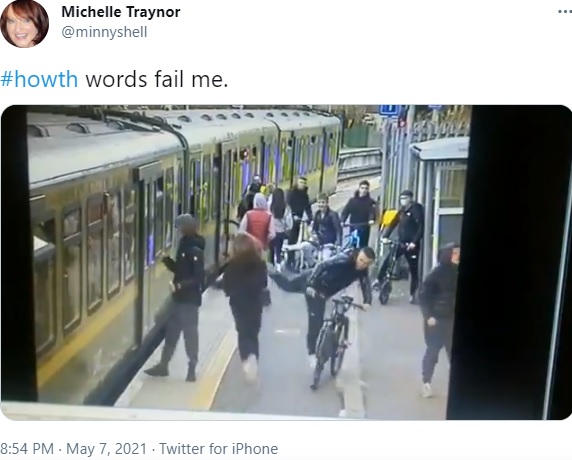 ホームの女性にキックする少年（画像は『Michelle Traynor　2021年5月7日付Twitter「＃howth words fail me.」』のスクリーンショット）