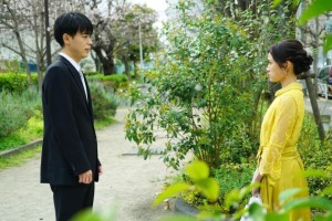 成田凌と前田敦子『くれなずめ』の一コマ（画像は『映画「くれなずめ」公式　2021年5月18日付Instagram「場面写真 ミキエ（＃前田敦子）は高校時代、吉尾（＃成田凌）と同じ清掃委員会の委員長を務めていた」』のスクリーンショット）