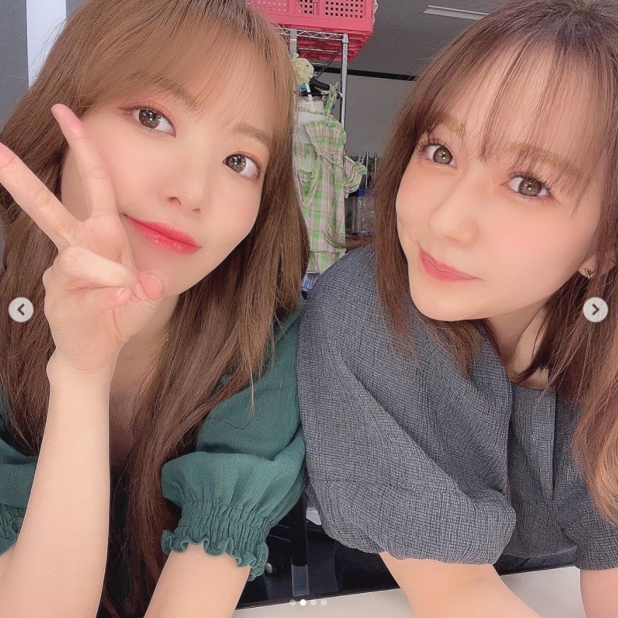 宮脇咲良と村重杏奈（画像は『村重杏奈です　2021年5月16日付Instagram「世界で一番楽しい1か月の始まり」』のスクリーンショット）