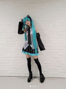 夏菜が披露した初音ミクのコスプレ（画像は『夏菜 NATSUNA　2021年5月27日付Instagram「初音ミクコスプレ」』のスクリーンショット）