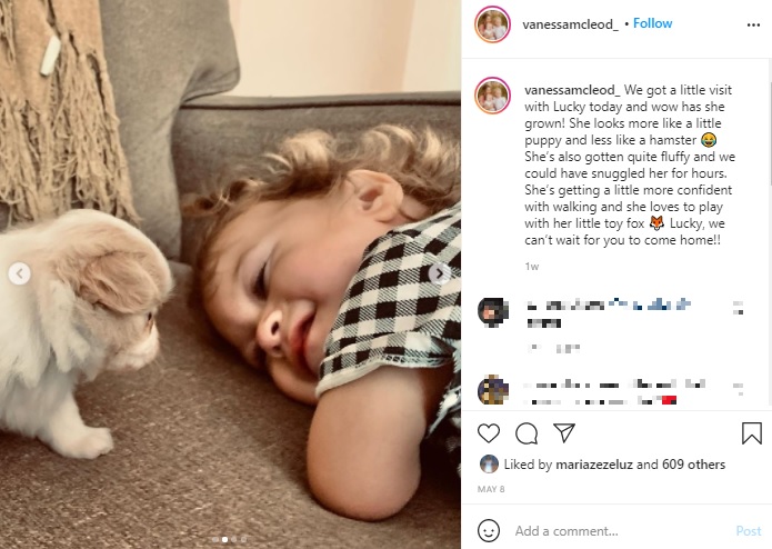 同じ病気の子犬と遊ぶ2歳の女の子（画像は『Vanessa McLeod　2021年5月8日付Instagram「We got a little visit with Lucky today」』のスクリーンショット）