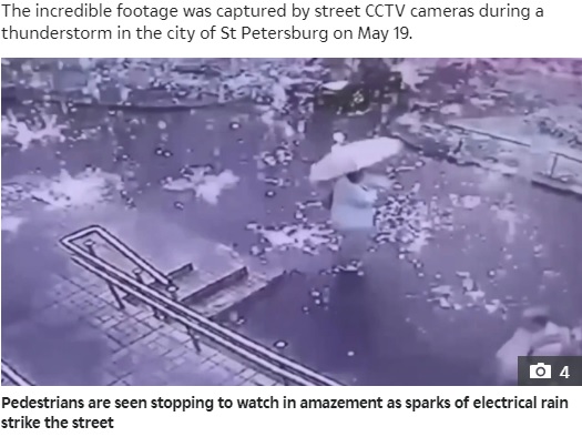 通行人に降りかかる火花の雨（画像は『The Sun　2021年5月21日付「ELECTRICAL STORM Terrifying moment ‘electric’ rain falls down on horrified passersby after lightning bolt struck wires during downpour」』のスクリーンショット）