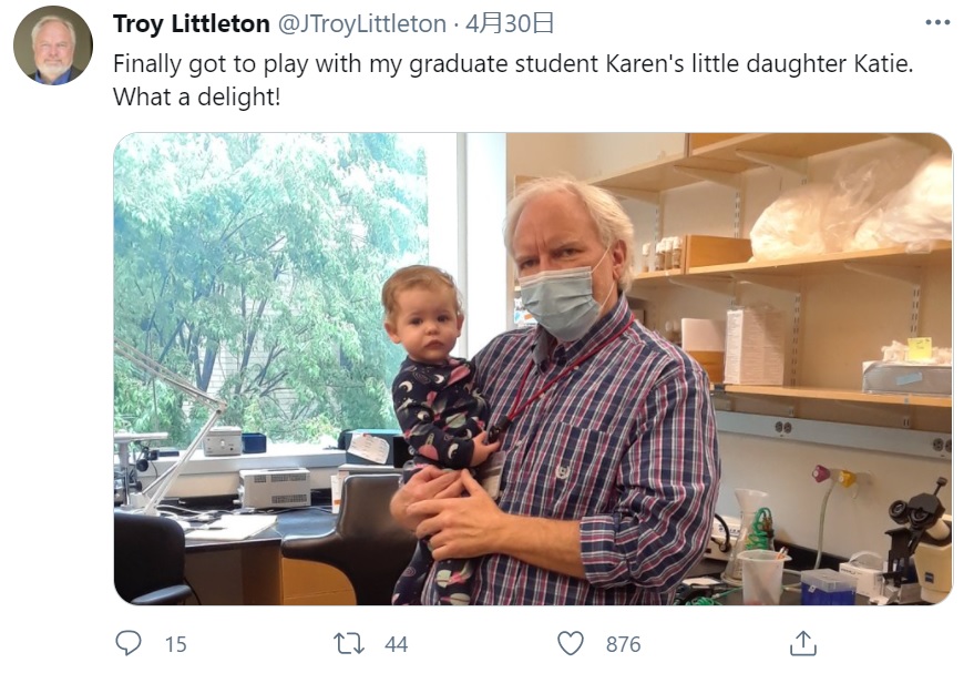 大学院生の幼い娘を抱くトロイさん（画像は『Troy Littleton　2021年4月30日付Twitter「Finally got to play with my graduate student Karen's little daughter Katie. What a delight!」』のスクリーンショット）