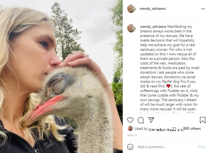 ダチョウにキスするウェンディさん（画像は『Wendy Adriaens　2021年6月17日付Instagram「Manifesting my dreams always works best in the presence of my rescues.」』のスクリーンショット）