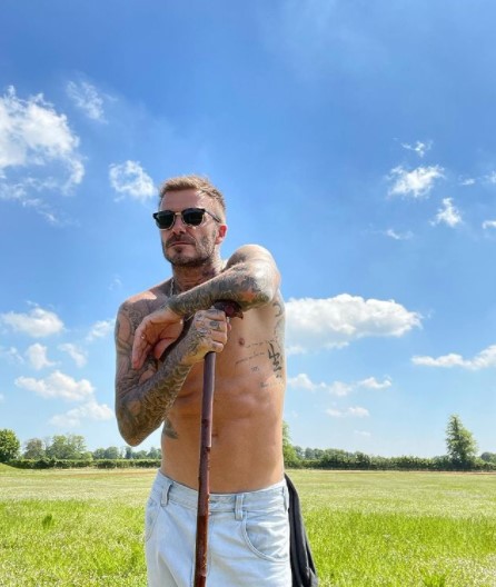 デヴィッドの鍛え上げた上半身にファン絶賛（画像は『David Beckham　2021年6月2日付Instagram「Yep this is England GB It’s what we do」』のスクリーンショット）