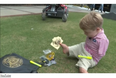 警察官にあこがれるハリソン君（画像は『InspireMore.com　2021年6月26日付「6-Yr-Old With No Arms Forms Sweetest Bond With Local Police Officer」（YouTube）』のスクリーンショット）