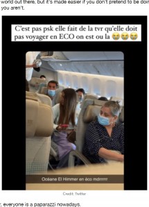 エコノミークラスの座席に座っているところをファンに見つかってしまったオシアンさん（画像は『LADbible　2021年6月2日付「Instagram Model Oceane El Himer Caught Pretending To Be In Business Class On Flight」（Credit: Twitter）』のスクリーンショット）